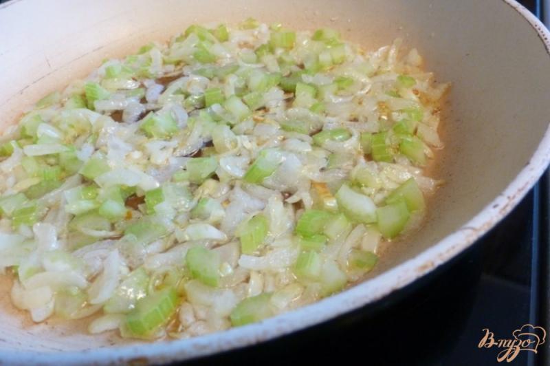 Фото приготовление рецепта: Грибной суп с обжаренной вермишелью шаг №1