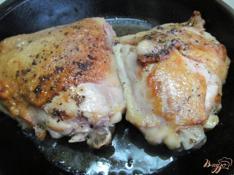 Фото приготовление рецепта: Куриные бедра под сливочно-шпинатным соусом шаг №2