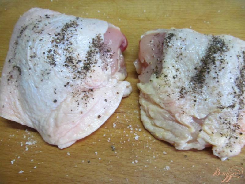Фото приготовление рецепта: Куриные бедра под сливочно-шпинатным соусом шаг №1