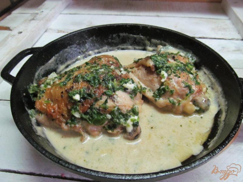 Фото приготовление рецепта: Куриные бедра под сливочно-шпинатным соусом шаг №6