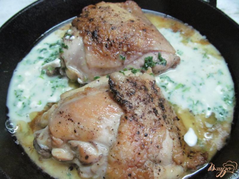 Фото приготовление рецепта: Куриные бедра под сливочно-шпинатным соусом шаг №5