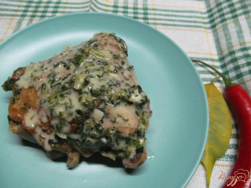 Фото приготовление рецепта: Куриные бедра под сливочно-шпинатным соусом шаг №7