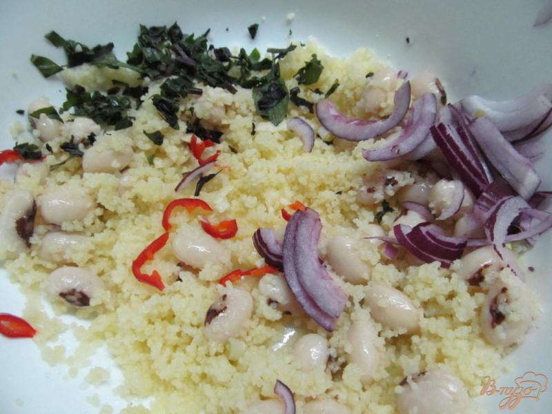 Фото приготовление рецепта: Салат с фасолью овощами и кус-кусом шаг №3