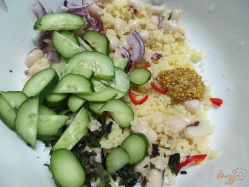 Фото приготовление рецепта: Салат с фасолью овощами и кус-кусом шаг №4