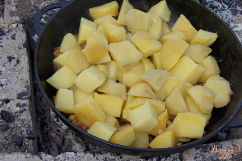 Фото приготовление рецепта: Дачный картофель на шкварках шаг №4