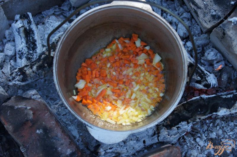 Фото приготовление рецепта: Рис с овощами в котелке шаг №3