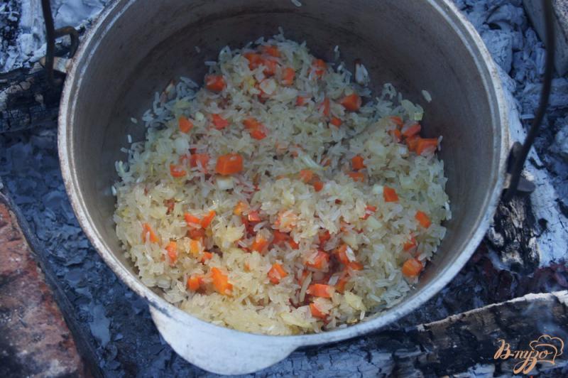 Фото приготовление рецепта: Рис с овощами в котелке шаг №4