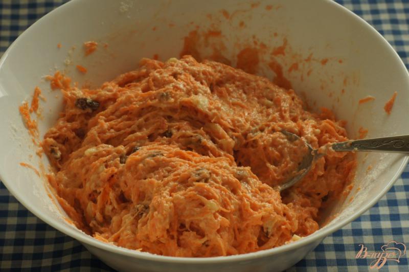 Фото приготовление рецепта: Влажный морковный пирог шаг №5