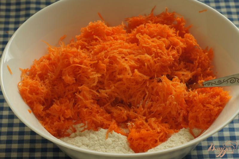 Фото приготовление рецепта: Влажный морковный пирог шаг №3