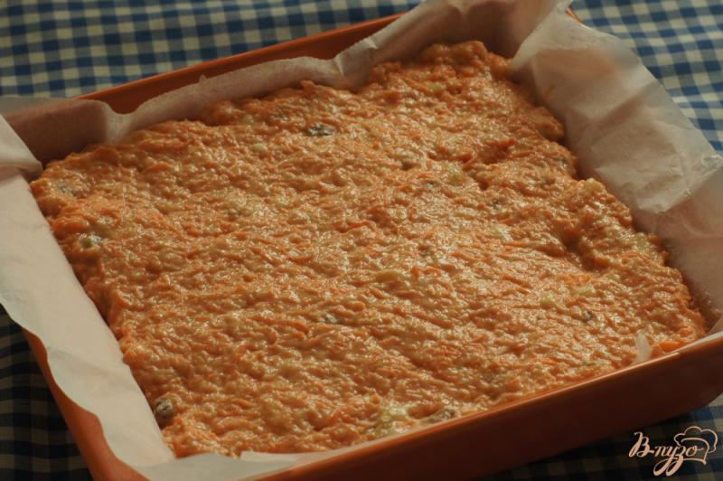 Фото приготовление рецепта: Влажный морковный пирог шаг №6