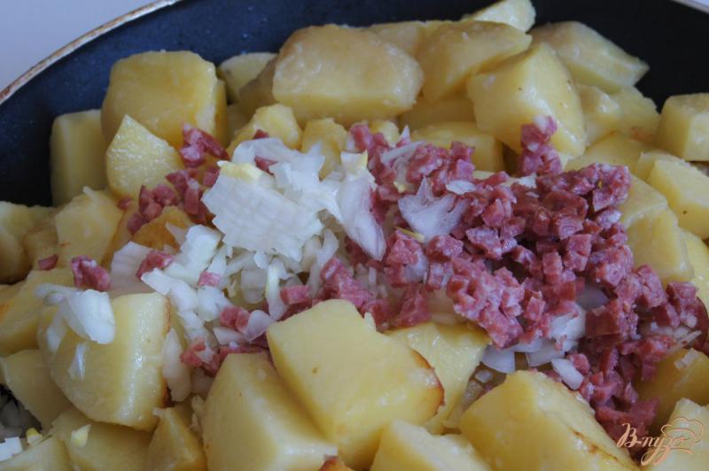 Фото приготовление рецепта: Картофель с копченой колбасой и луком шаг №4