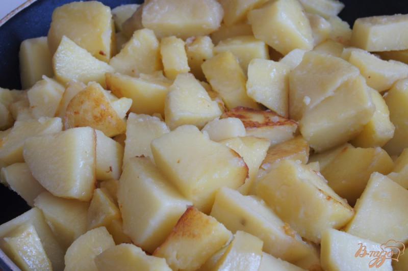Фото приготовление рецепта: Картофель с копченой колбасой и луком шаг №3