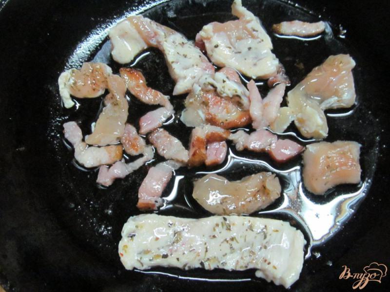 Фото приготовление рецепта: Салат из куриного филе с копченой грудинкой шаг №3