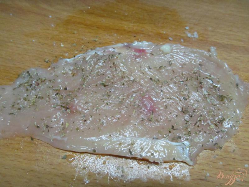 Фото приготовление рецепта: Салат из куриного филе с копченой грудинкой шаг №1