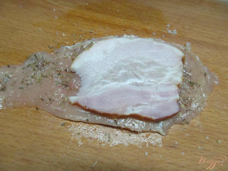 Фото приготовление рецепта: Салат из куриного филе с копченой грудинкой шаг №2