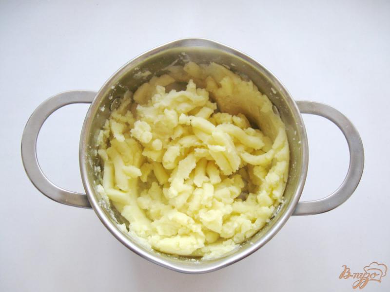 Фото приготовление рецепта: Картофельное пюре с луком и сыром шаг №4