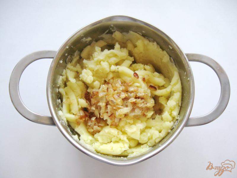 Фото приготовление рецепта: Картофельное пюре с луком и сыром шаг №5