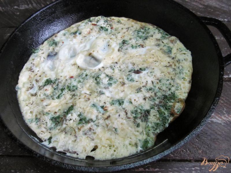 Фото приготовление рецепта: Омлет с творогом сыром и шпинатом шаг №6