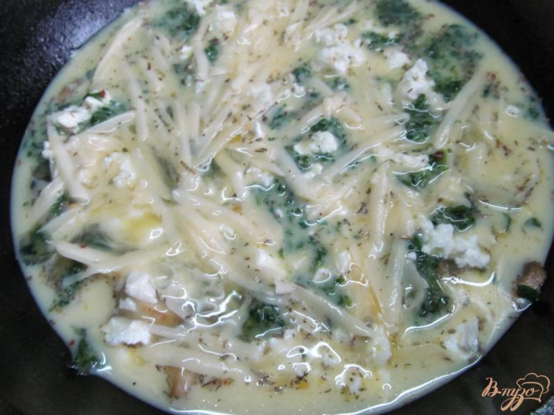 Фото приготовление рецепта: Омлет с творогом сыром и шпинатом шаг №5
