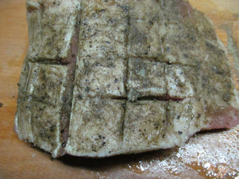 Фото приготовление рецепта: Запеченная свинина под медом в белом вине шаг №3