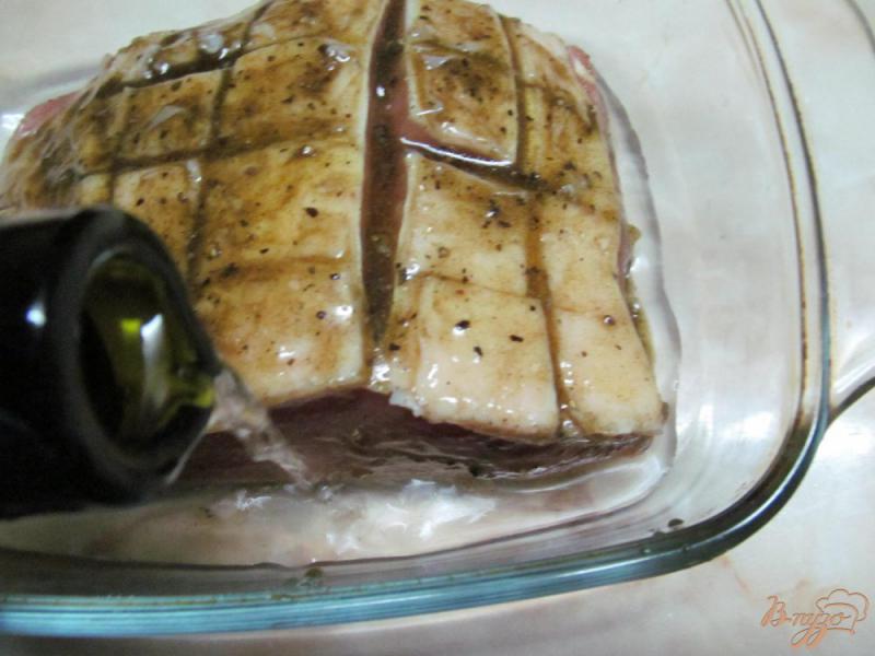 Фото приготовление рецепта: Запеченная свинина под медом в белом вине шаг №5