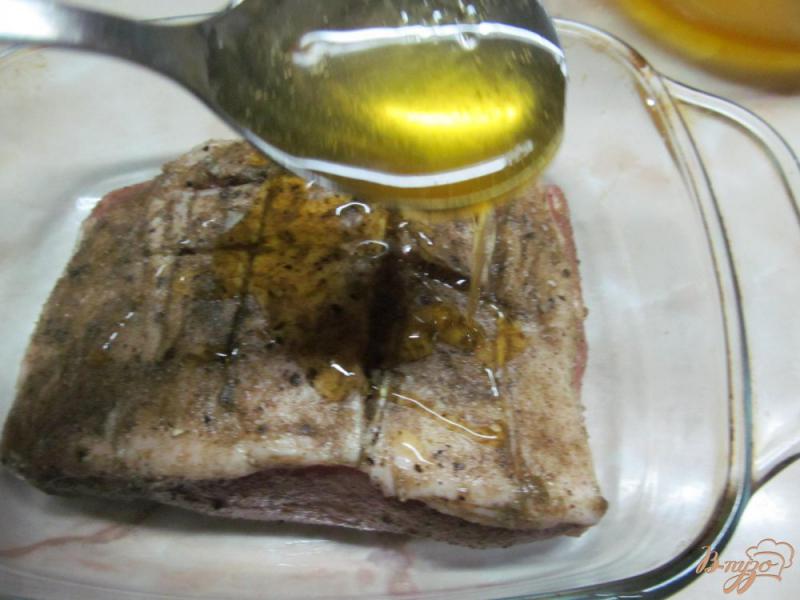 Фото приготовление рецепта: Запеченная свинина под медом в белом вине шаг №4