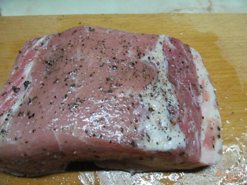 Фото приготовление рецепта: Запеченная свинина под медом в белом вине шаг №2