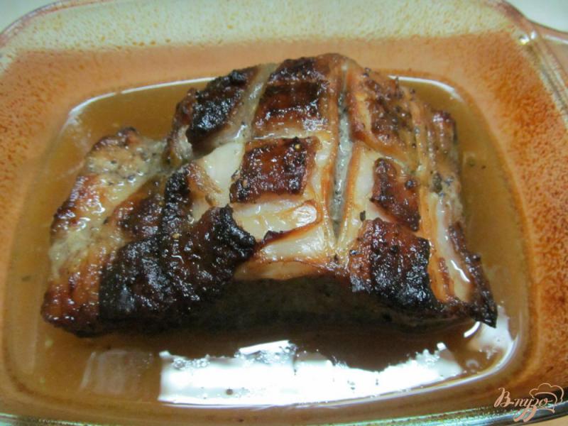 Фото приготовление рецепта: Запеченная свинина под медом в белом вине шаг №6