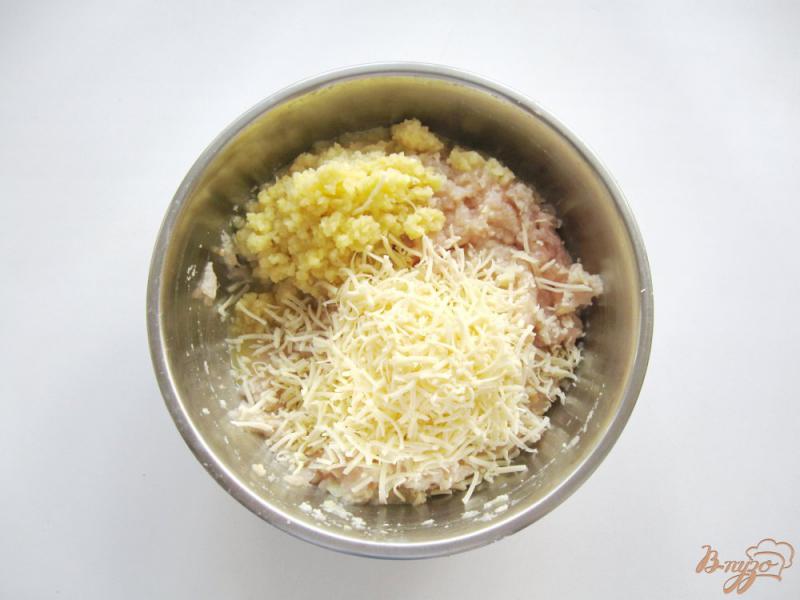 Фото приготовление рецепта: Тефтели с сыром и картофелем шаг №2