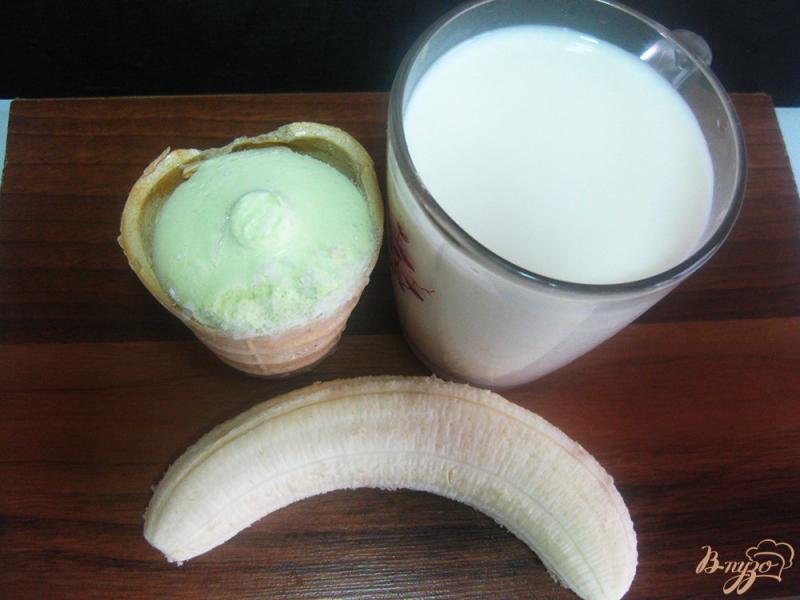 Фото приготовление рецепта: Банановый смузи с мороженым шаг №1