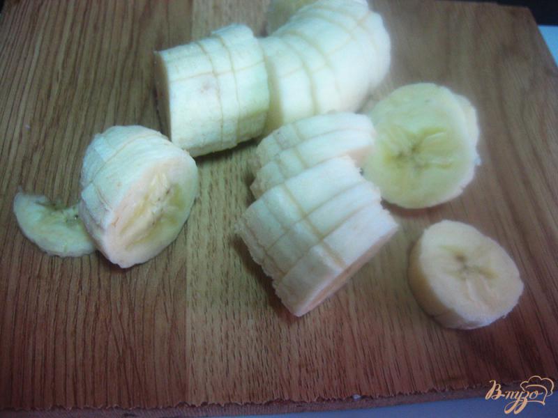 Фото приготовление рецепта: Банановый смузи с мороженым шаг №2