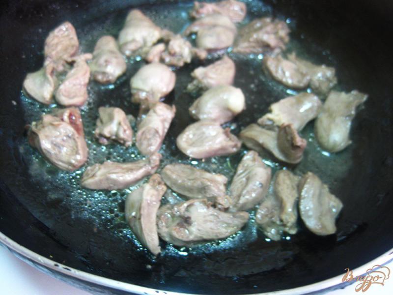 Фото приготовление рецепта: Куриные сердечки в сырном соусе шаг №4
