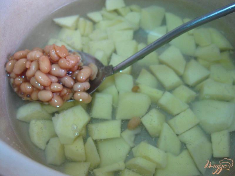 Фото приготовление рецепта: Овощной суп с консервой и фасолью шаг №7
