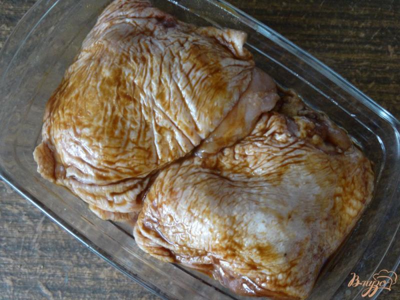 Фото приготовление рецепта: Куриные бедра запеченные в соусе терияки шаг №3