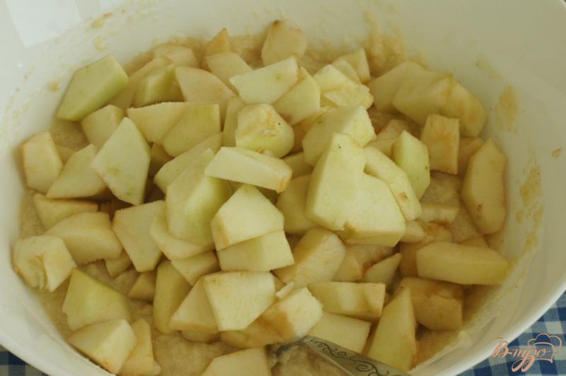 Фото приготовление рецепта: Постный пирог с яблоками шаг №4