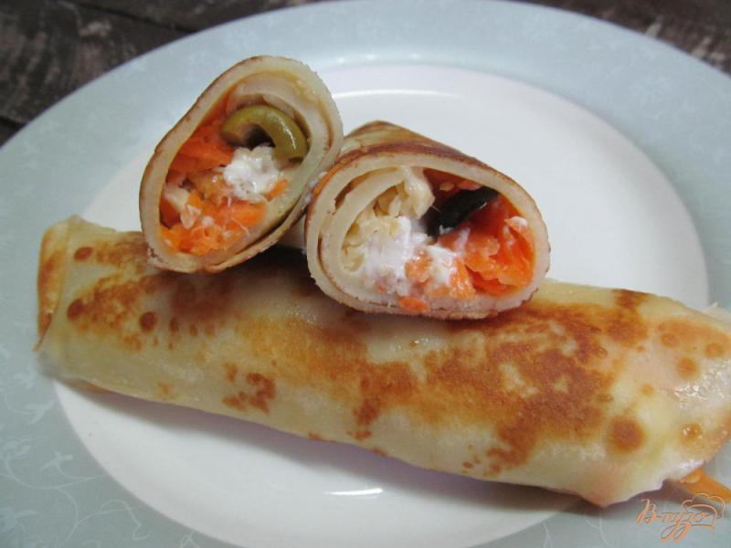 Фото приготовление рецепта: Блины с начинкой из куриного филе морковью и оливками шаг №8