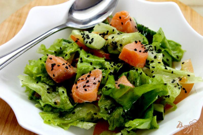 Фото приготовление рецепта: Салат с красной рыбой и кунжутом шаг №7