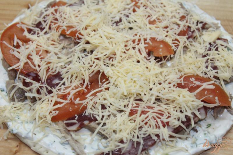 Фото приготовление рецепта: Пицца с утиной грудкой и помидорами шаг №5