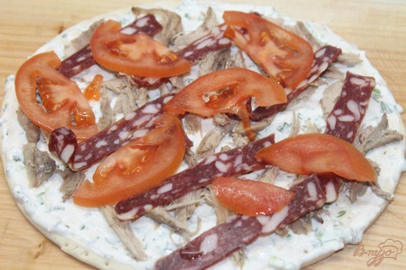 Фото приготовление рецепта: Пицца с утиной грудкой и помидорами шаг №4