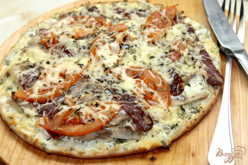 Фото приготовление рецепта: Пицца с утиной грудкой и помидорами шаг №6