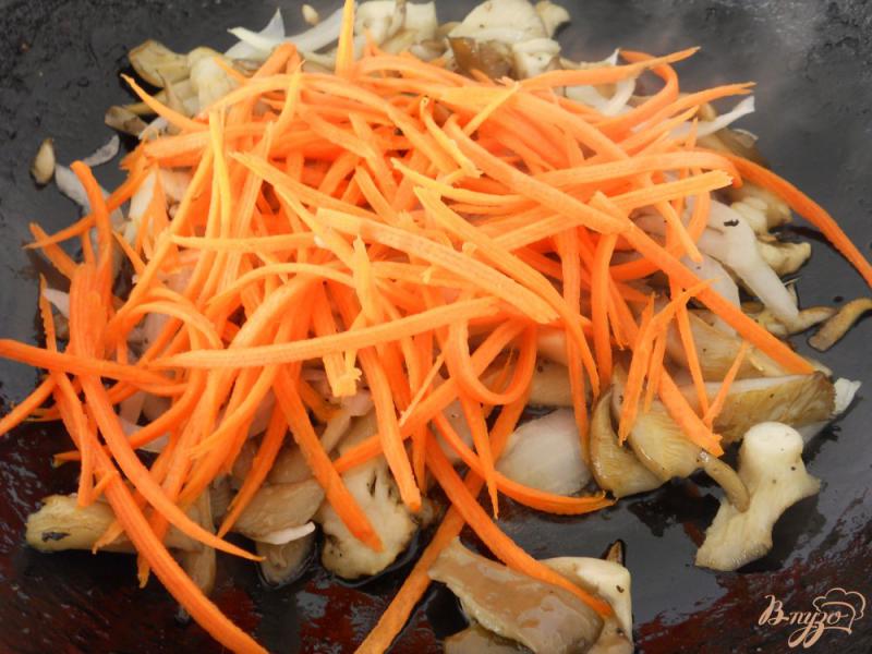 Фото приготовление рецепта: Жареные вешенки с чесноком и морковью шаг №4