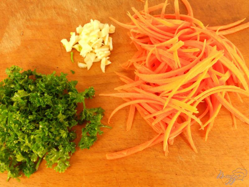 Фото приготовление рецепта: Жареные вешенки с чесноком и морковью шаг №2