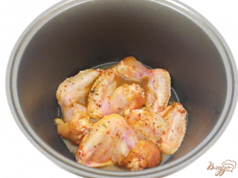 Фото приготовление рецепта: Острые куриные крылышки запеченные с карри и медом в мультиварке шаг №4