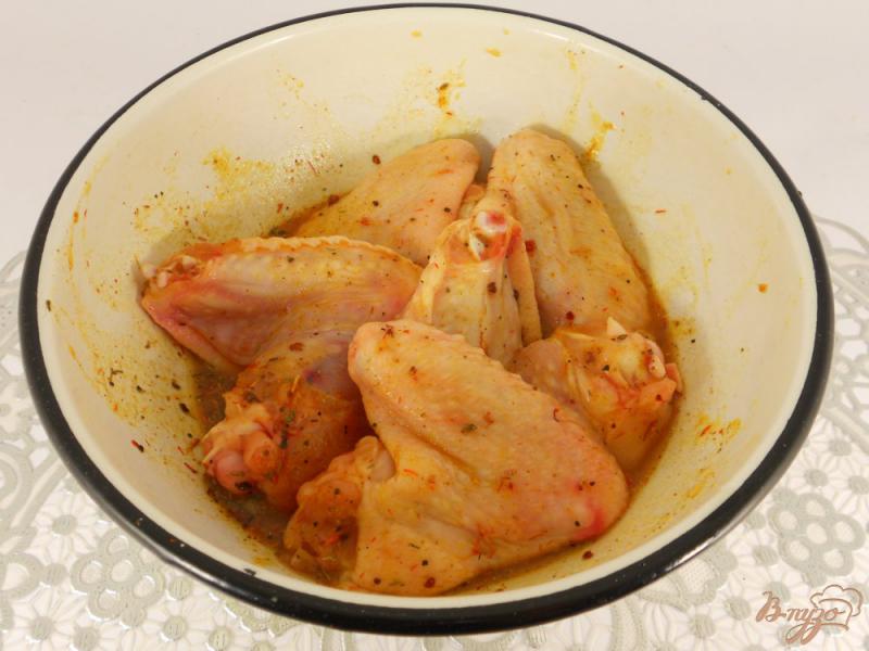 Фото приготовление рецепта: Острые куриные крылышки запеченные с карри и медом в мультиварке шаг №3