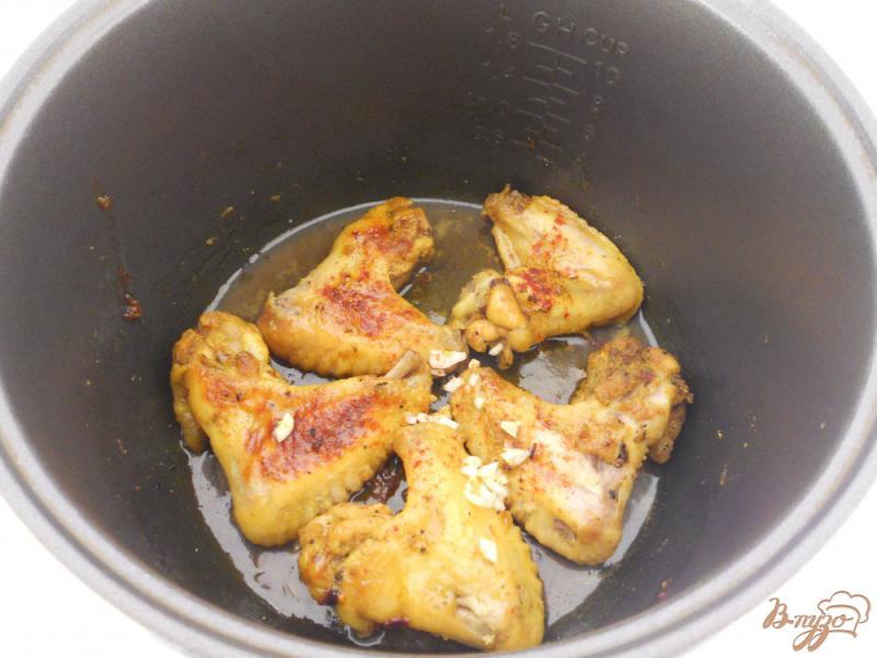 Фото приготовление рецепта: Острые куриные крылышки запеченные с карри и медом в мультиварке шаг №5
