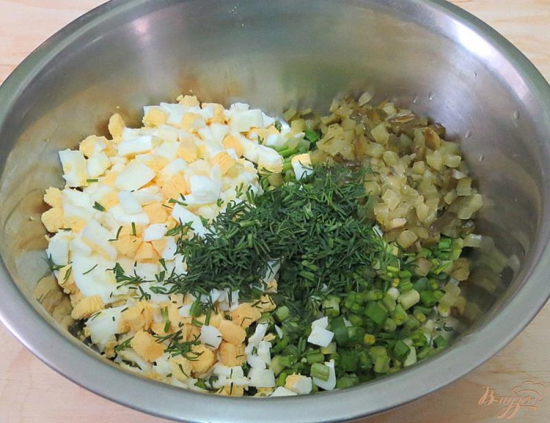 Фото приготовление рецепта: Салат из черемши и яиц шаг №6