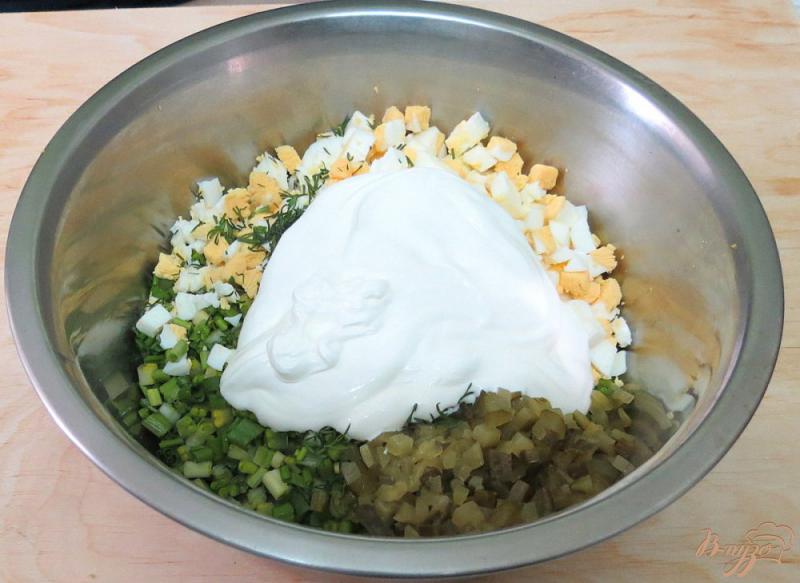 Фото приготовление рецепта: Салат из черемши и яиц шаг №7