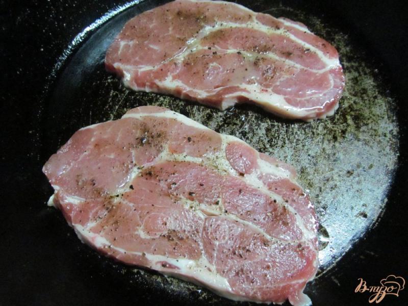Фото приготовление рецепта: Отбивные из свинины под соусом шаг №5
