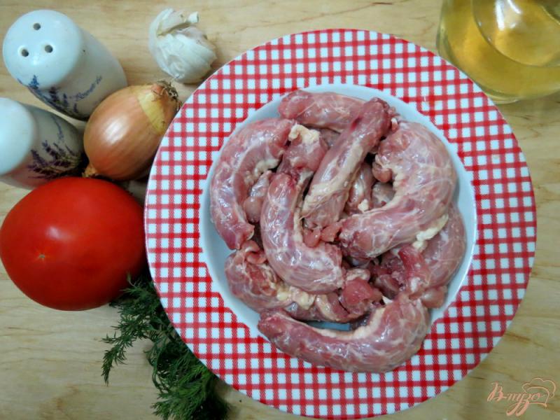 Фото приготовление рецепта: Куриные шейки с помидором шаг №1