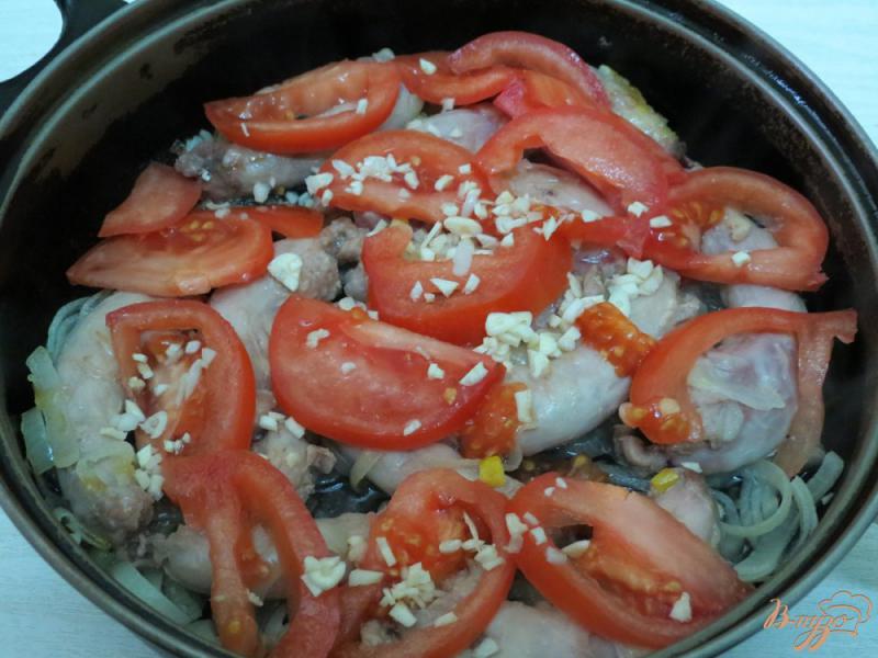 Фото приготовление рецепта: Куриные шейки с помидором шаг №5